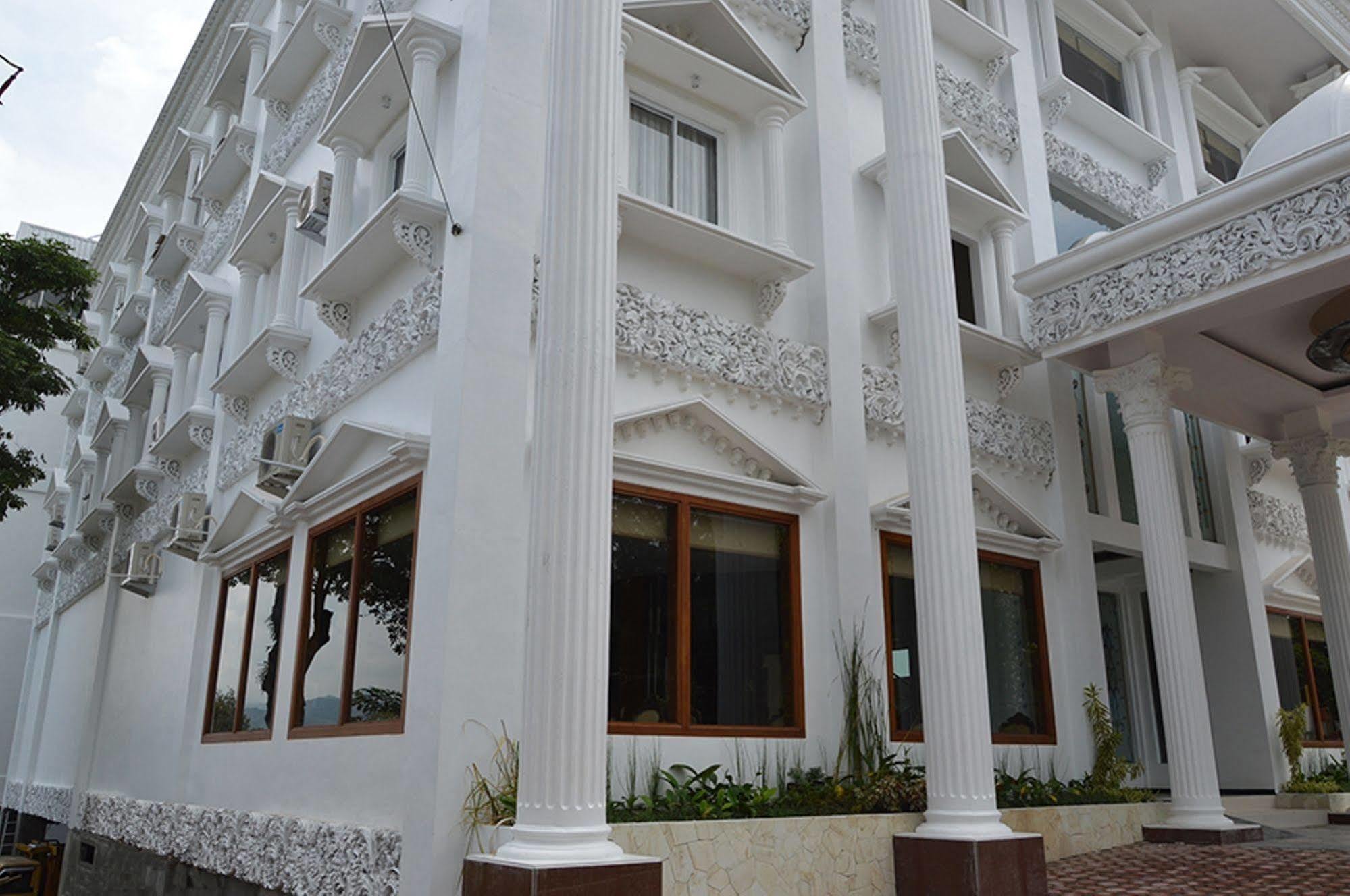 Hotel Safira Magelang Exteriér fotografie